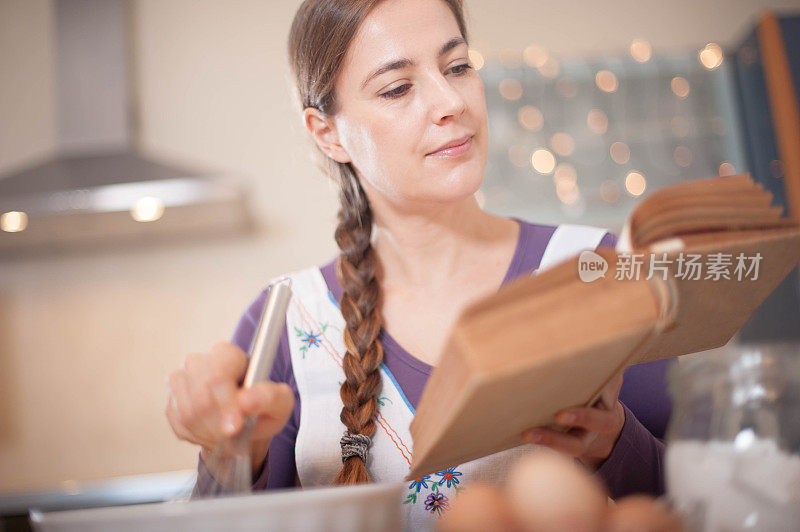 女人烤圣诞饼干