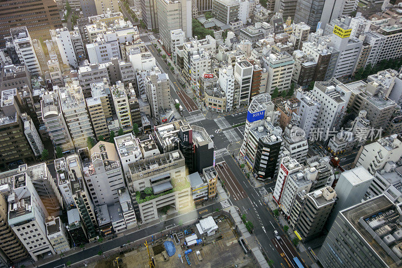 黄昏时分的东京市景，长时间曝光，灯火通明的高速公路