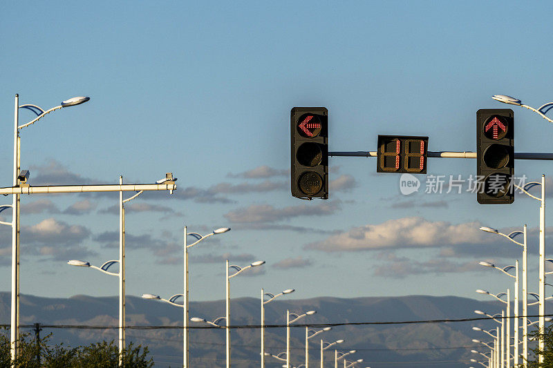 街道上的红色交通灯和路灯