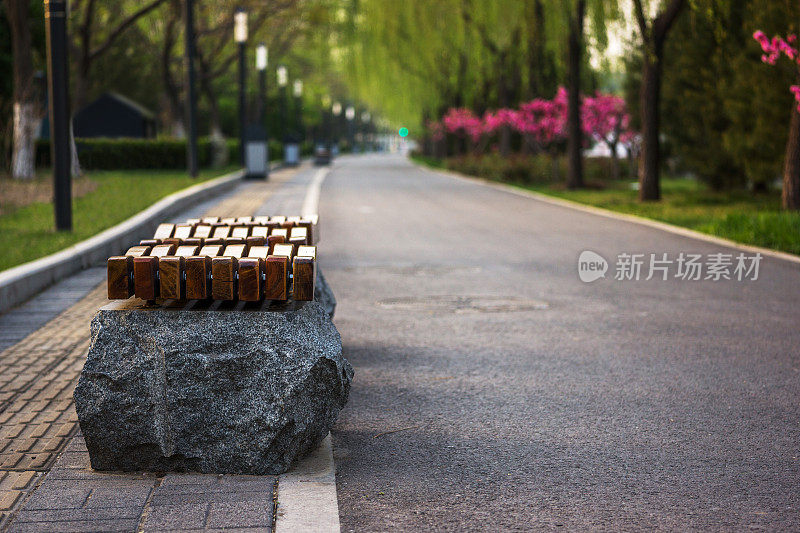 板凳在人行道上