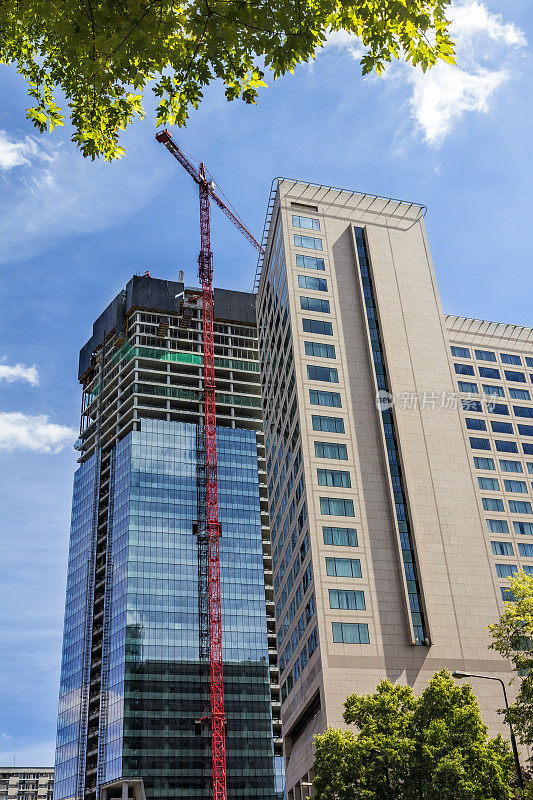 华沙在建的现代摩天大楼