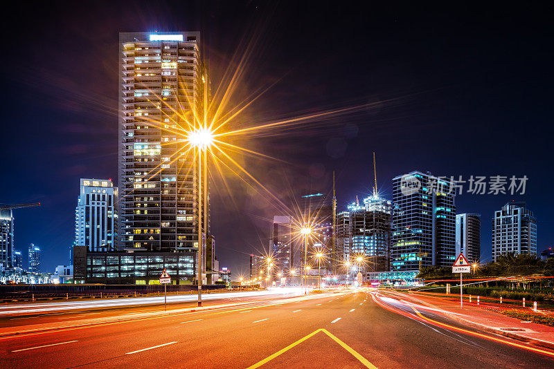 阿拉伯联合酋长国迪拜夜间高速公路交通