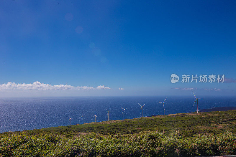 山顶上的风力涡轮机