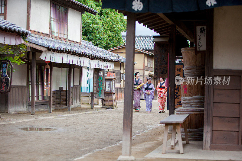 3女性传统村民走在街上