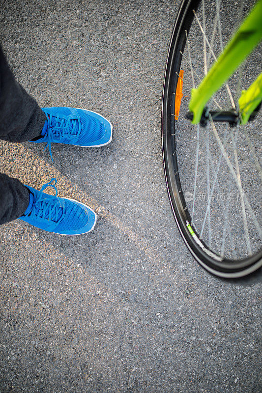 运动鞋和自行车细节