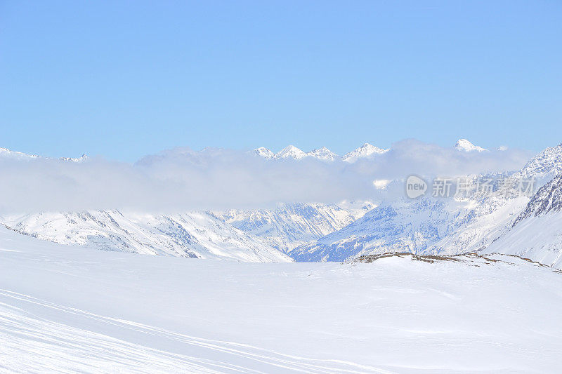 senales冰川上的雪山山峰