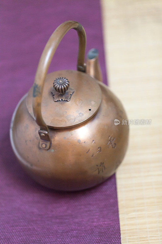 桌上的铜水壶