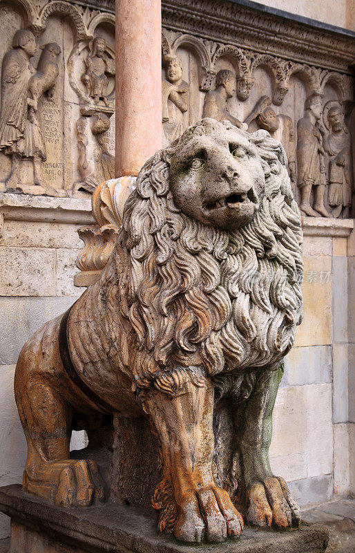 摩德纳大教堂:威利格莫斯的狮子雕像和浮雕