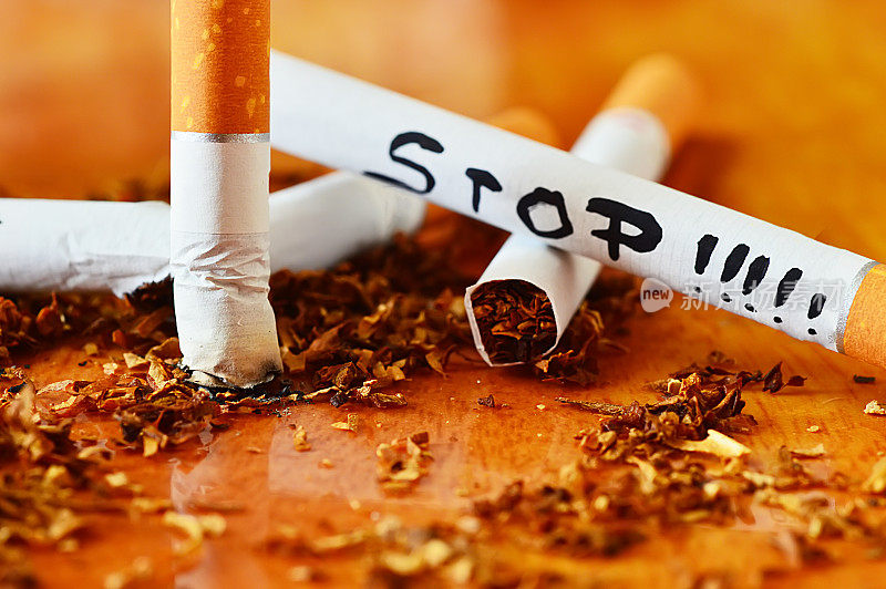 香烟，烟草和停止信息孤立的木材背景