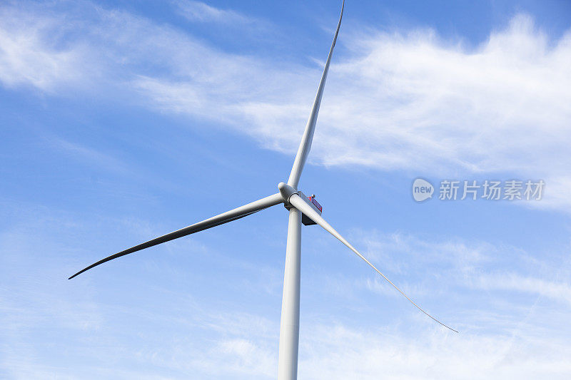 海上风力涡轮机与蓝天。替代能源。