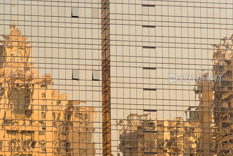 金色的奢华建筑反射在玻璃上