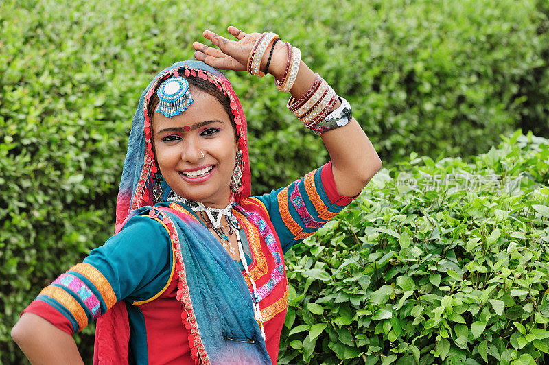 穿着传统服装的快乐印度女人。