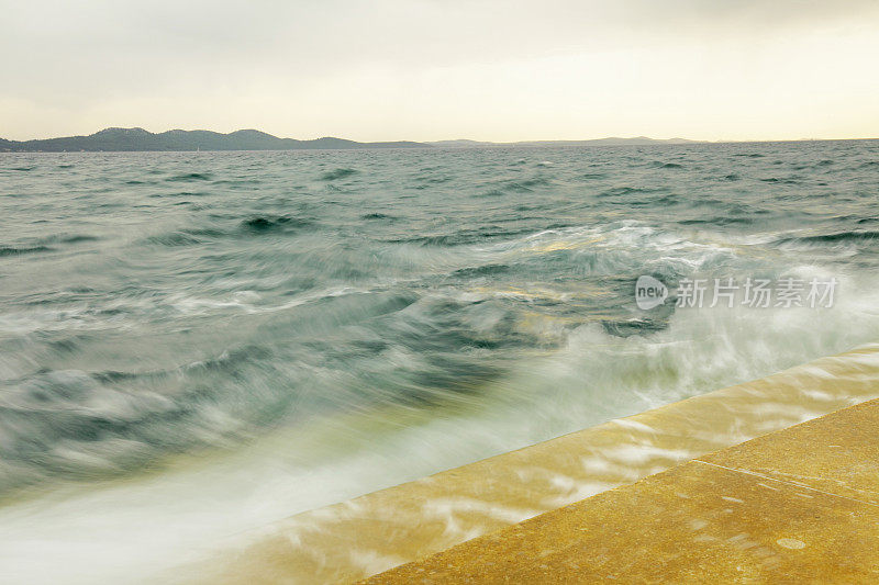 扎达尔粗糙的地中海绿色海景附近的海瀑克罗地亚