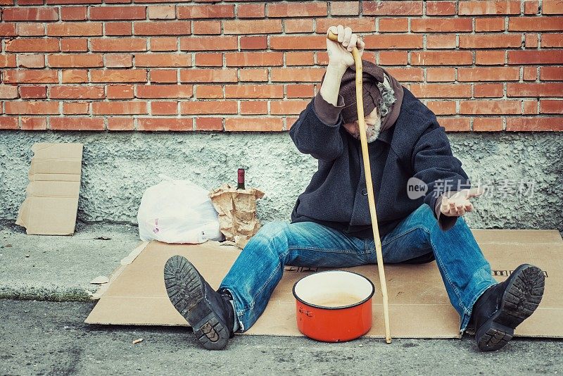 无家可归者在人行道上乞讨