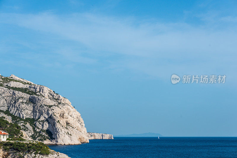 蓝天下的海景