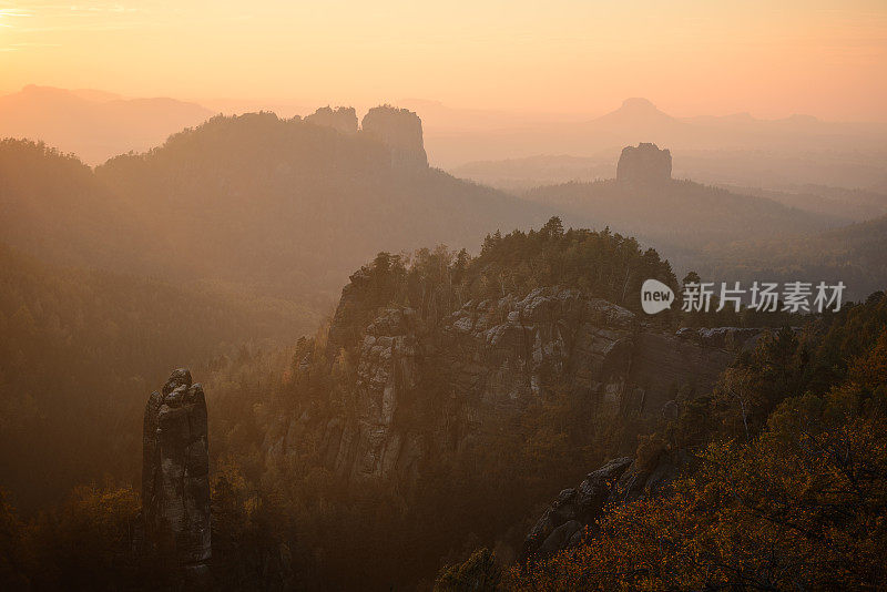 埃尔布桑德斯坦山的夜景