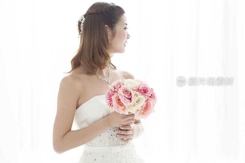 一个新娘与红色花束的特写。