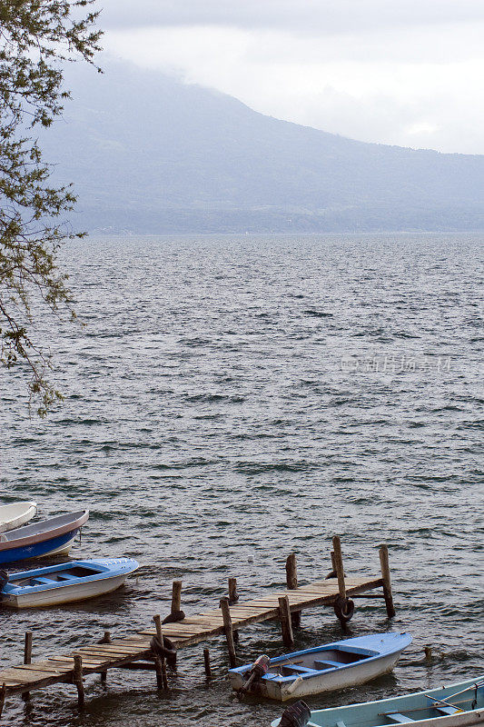 危地马拉阿提兰湖Panajachel的船只和码头