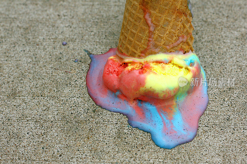 掉落的彩虹冰淇淋蛋筒