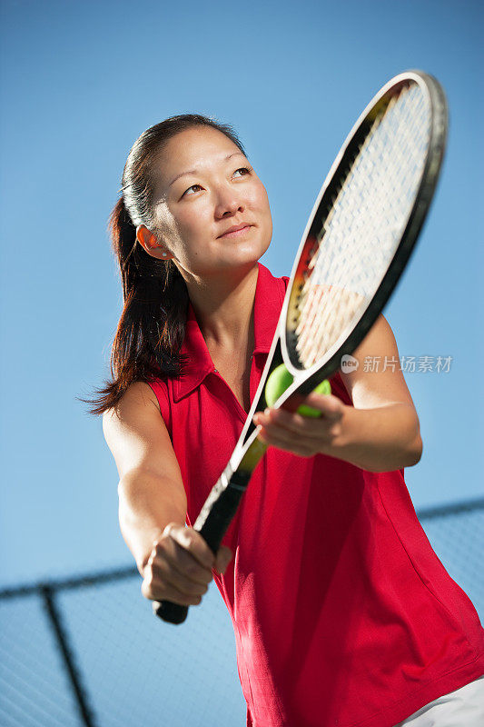 女子网球运动员发球