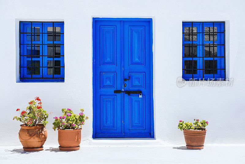 希腊圣托里尼传统的蓝色门白色教堂