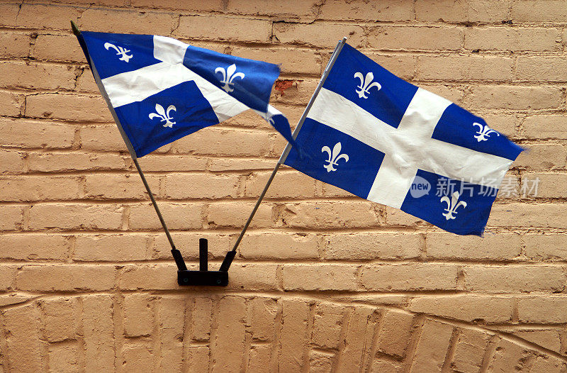 骄傲地展示着魁北克的两面旗帜