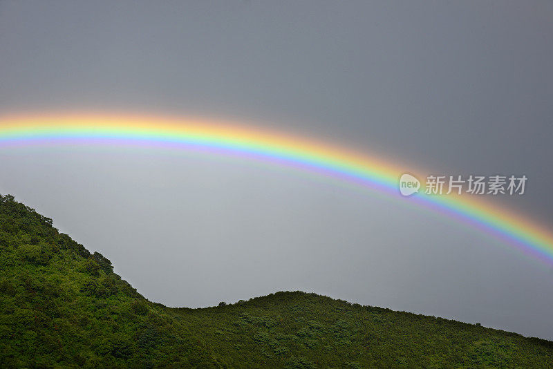 黑暗天空中的彩虹