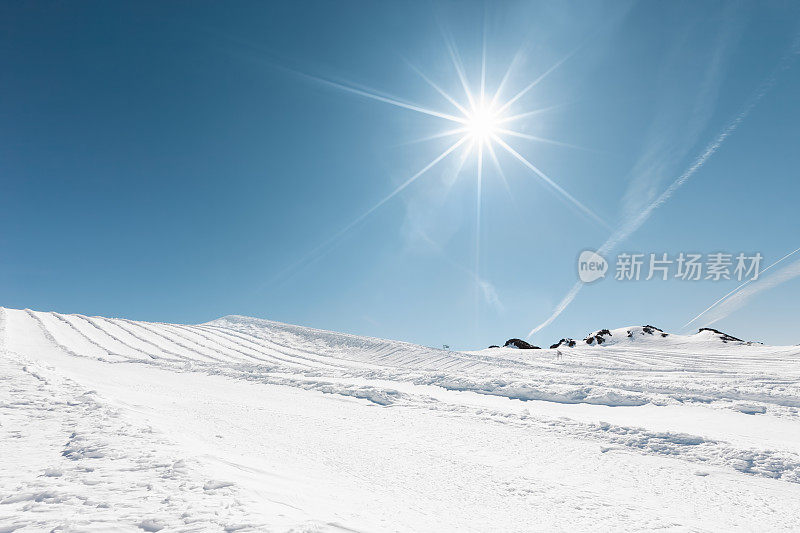 山顶有粉雪