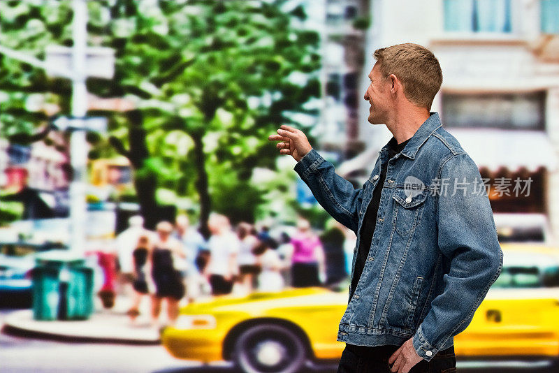 微笑的男人在户外，并指着