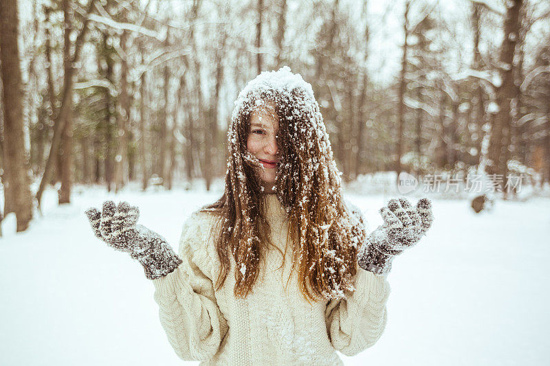 十几岁的长发女孩玩雪