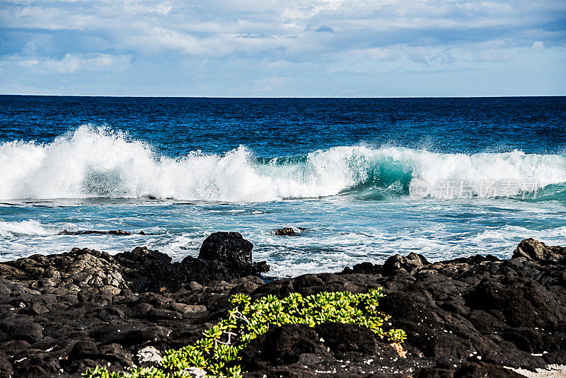 海浪冲击着瓦胡岛的南岸