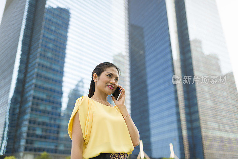 一个亚洲女人在室外打电话