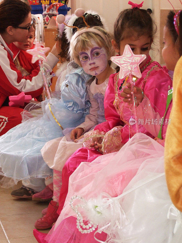 小女孩装扮成仙女和公主