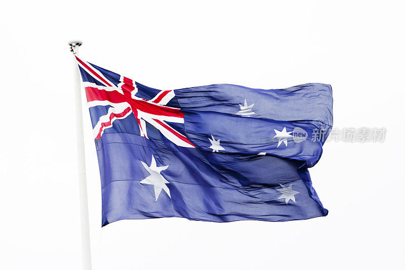 澳大利亚国旗在风中映衬着白色的背景，复制空间