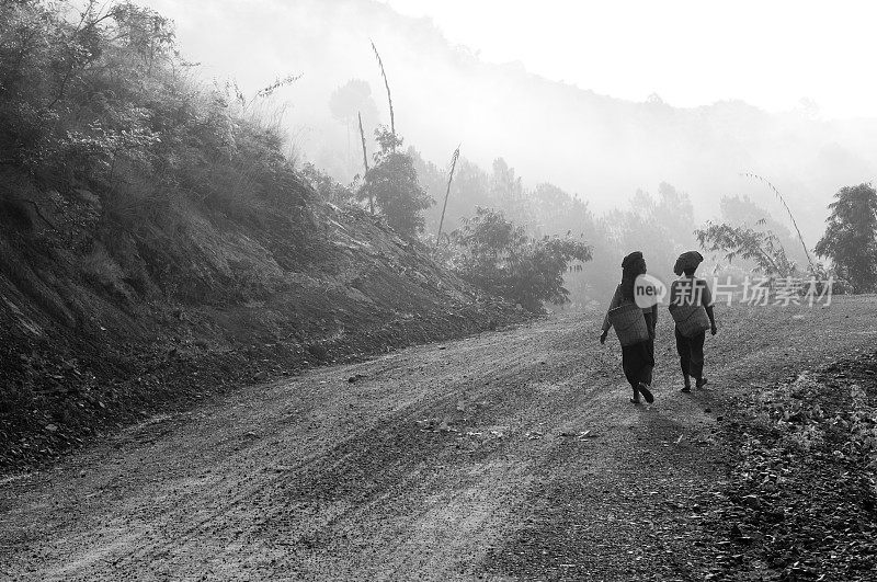 两名缅甸妇女走在掸邦的土路上