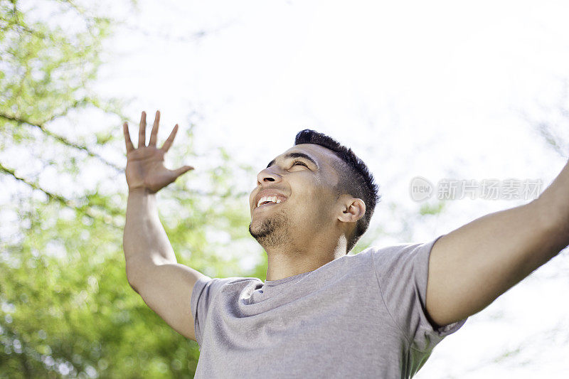 英俊的男人自由地张开双臂