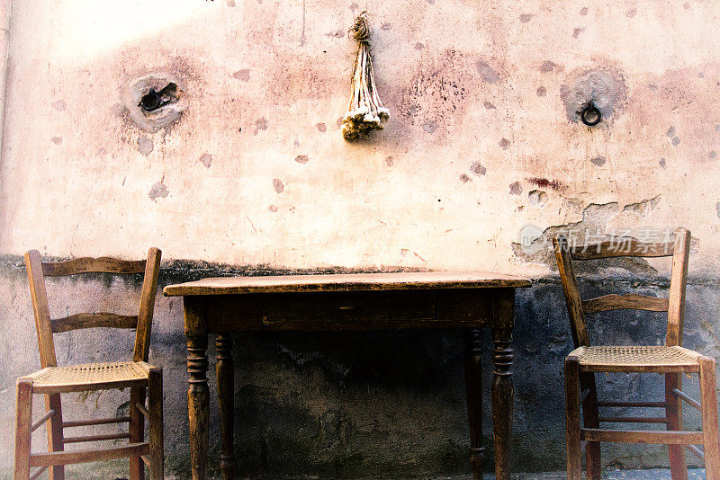 西西里风格:质朴的桌椅，斑驳的墙壁，挂蒜
