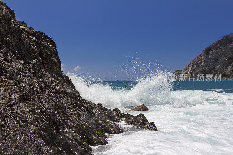 地中海的海浪和岩石