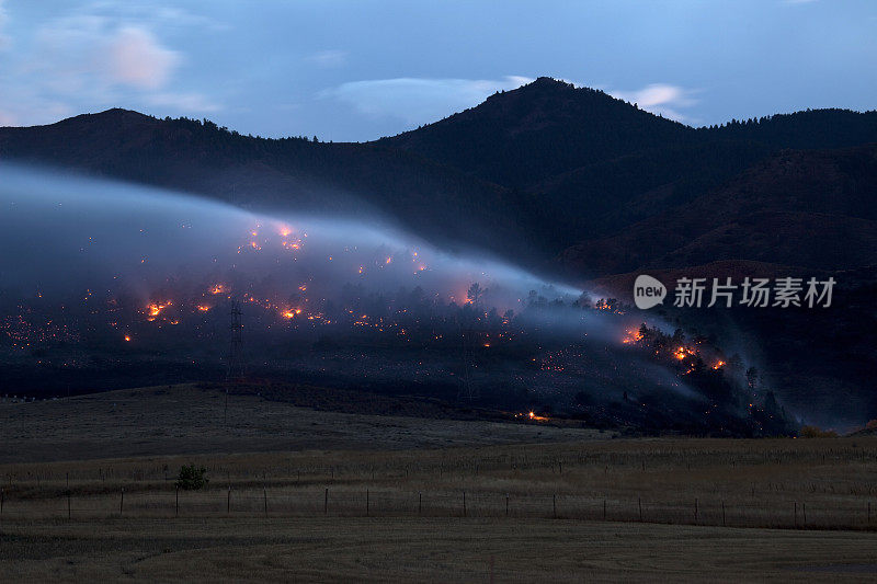 科罗拉多州傍晚的山火伴随着浓烟和火焰