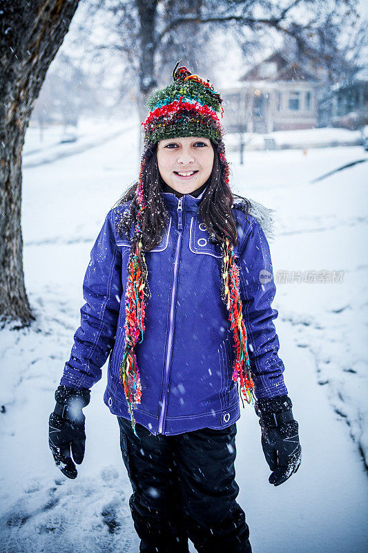 可爱的小女孩在外面的冬天雪