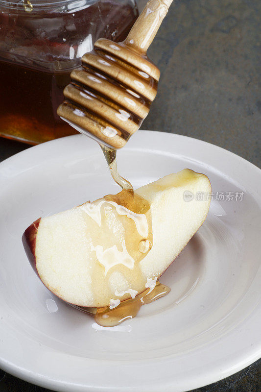 把蜂蜜倒在苹果片上