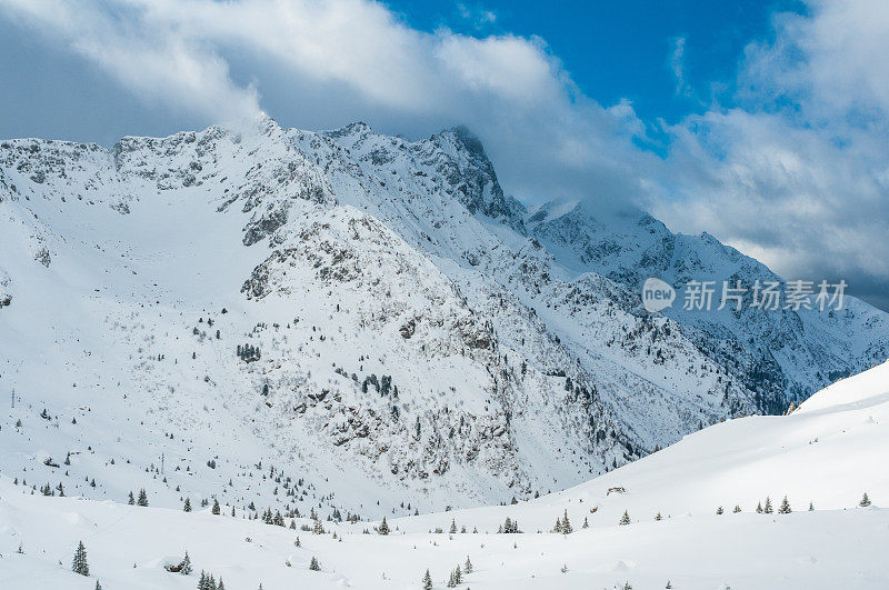 晴天的高山景观