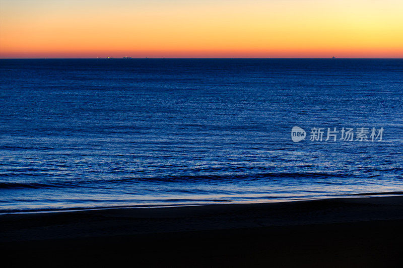 海洋日出背景，平静的早晨大海和天空