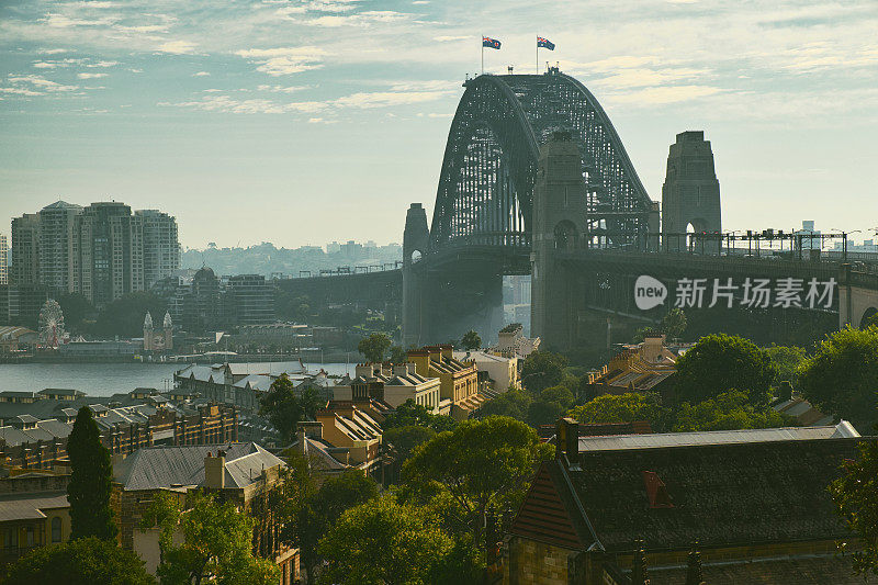 清晨的阳光和悉尼海港大桥