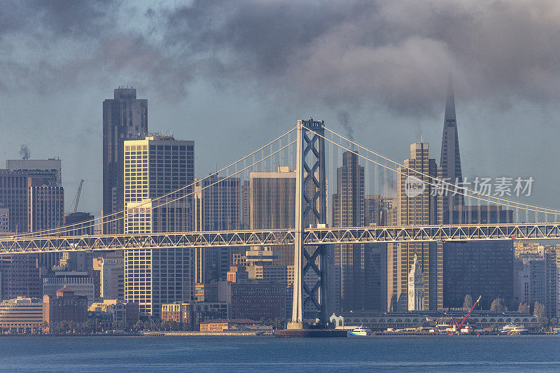 海湾大桥和旧金山市中心天际线，加利福尼亚