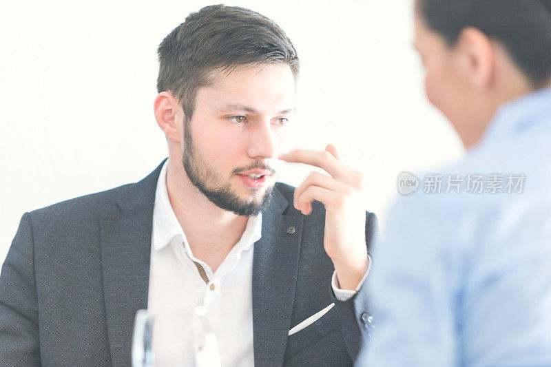 商务人士在餐厅午休。餐馆里的商务会话。