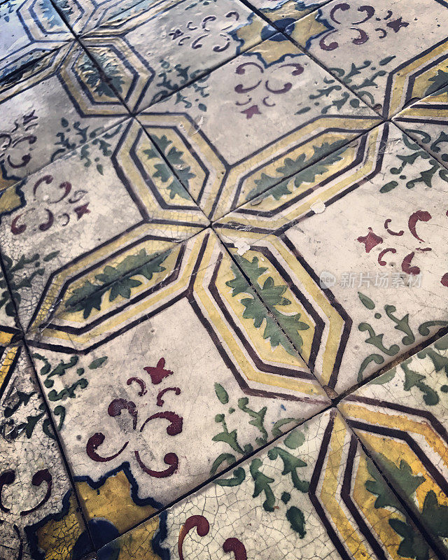立面上的传统彩砖-阿祖列霍，里斯本，葡萄牙