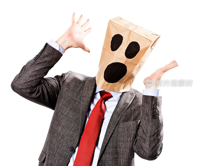 戴着纸袋面具的商人举起双手，惊讶或惊慌