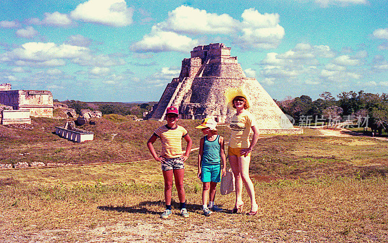 家人参观墨西哥的魔术师金字塔