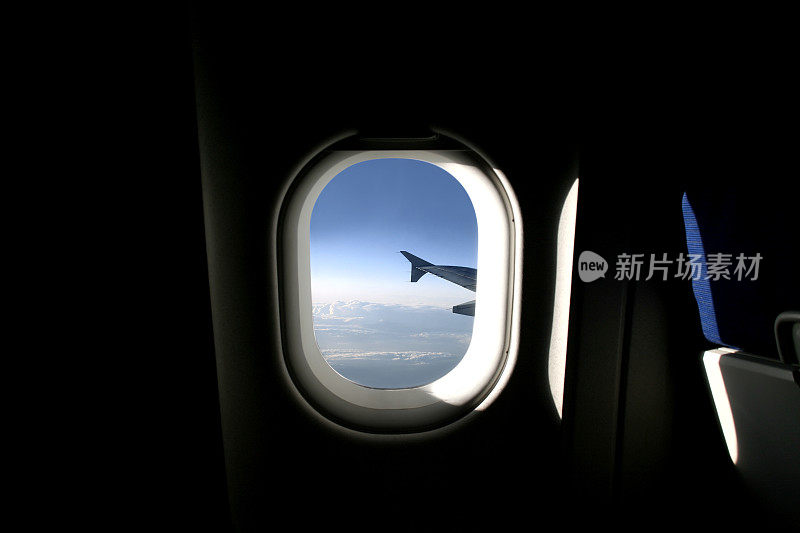 飞机靠窗的座位。